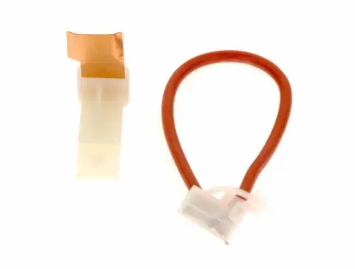 BOSCH Zündsperre mit einem flexiblen Kabel und einem Anschluss. Das Bild zeigt die Teile in zwei verschiedenen Farben, darunter eine Kupferplatte.